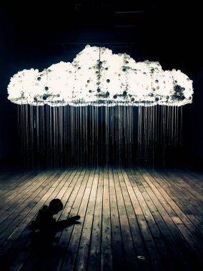 Elektrikli bir bulut altında ahşap bir zemin üzerinde bir çocuk silüeti