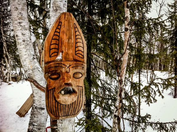 Masque rituel en bois des peuples du nord — Photo
