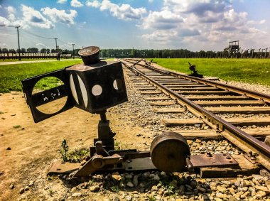 Auschwitz'de eski demiryolu rayları transferinde