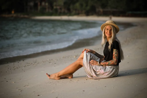 Retrato de uma menina feliz. Manhã sentada na praia de areia, sorrindo para a câmera . — Fotografia de Stock