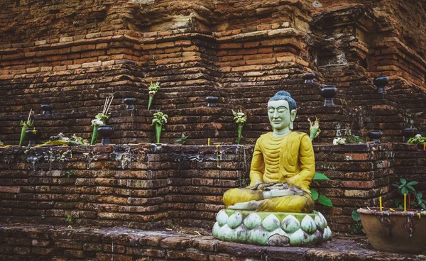 Una estatua de un buda sentado sobre el fondo de una antigua pared de ladrillo. Tailandia. Chiang Mai. —  Fotos de Stock