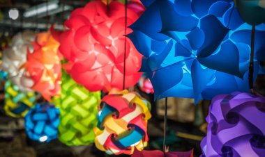 Chiang Mai gece pazarı çok renkli ışık yok. Tayland