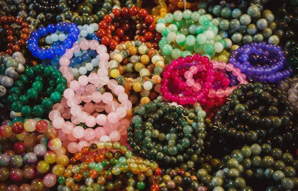 Veelkleurige armbanden van briljant ronde stenen. Chiang Mai nachtmarkt. Thailand — Stockfoto