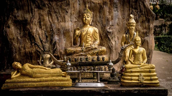 Varias estatuas de Buda en el templo de Tailandia. Buda se sienta, buda miente. Fondo de madera . —  Fotos de Stock