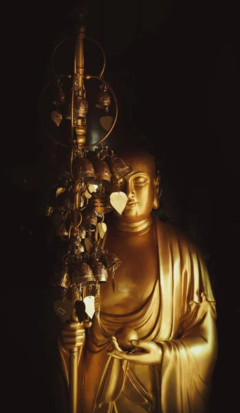 Estatua de Buda de oro con hojas de metal de deseos. Conciencia budista . —  Fotos de Stock