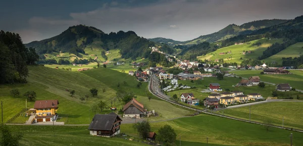Κάτοψη του ελβετικού χωριού σε μια καταπράσινη κοιλάδα. — Φωτογραφία Αρχείου