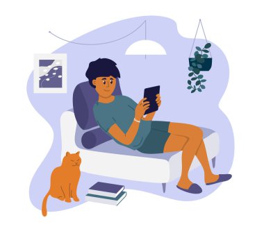 Evde kal. Genç adam kanepede oturuyor, kitap okuyor, internetten film izliyor ya da tabletle sosyal medyada geziniyor. Oğlan ve kedi rahat bir odada dinleniyorlar. Karantina tecridi. Yaşam biçimi vektör illüstrasyonu.