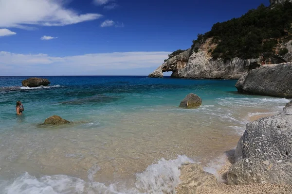 Sardinien Mittelmeer Insel Strand Bucht Wasser Meer Sommer Berge Aussicht — Stock fotografie