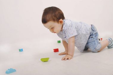 Gülümseyen ve renkli blok lego oynarken çocuk