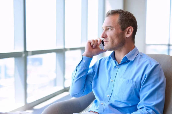 Nowoczesny Biznesmen Nowoczesnym Biurze Dużymi Oknami Rozmawiający Przez Telefon Komórkowy — Zdjęcie stockowe