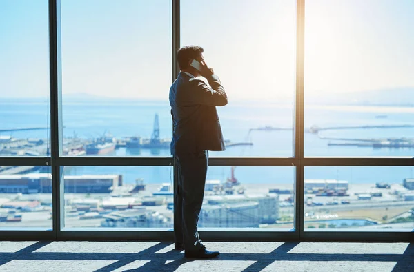 Reifer Geschäftsmann Steht Neben Großen Fenstern Einem Büro Der Obersten — Stockfoto