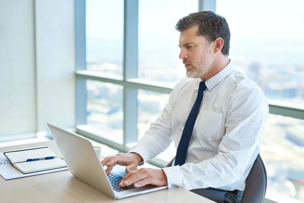 Serious Mature Business Executive Sitting His Desk Modern Office Large — Stockfoto