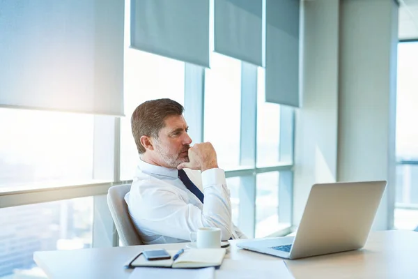 Pohledný Dospělý Obchodní Manažer Který Sedí Stolem Moderní Kanceláři Notebookem — Stock fotografie