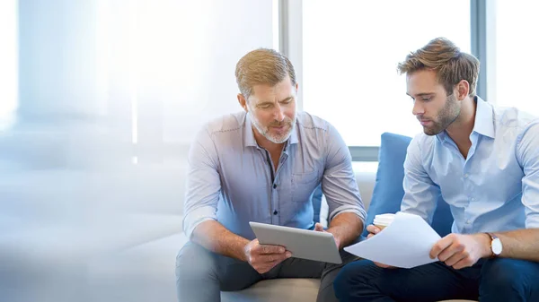 Rijpe Zakenman Met Behulp Van Een Digitaal Tablet Bespreken Van — Stockfoto