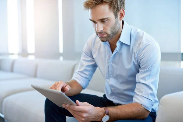 Jovem Bonito Elegante Sentado Sofá Moderno Usando Tablet Digital — Fotografia de Stock