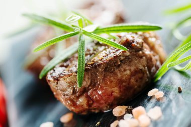 rosemary ile sığır eti biftek