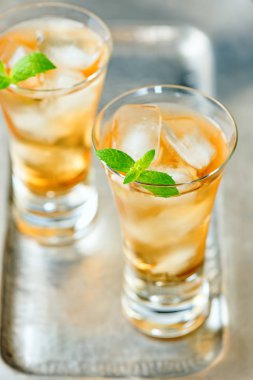 İçecek gözlük buz küpleri ile 