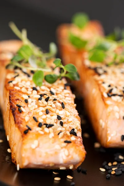 Grilled salmon with sesame seeds — Stock Photo, Image