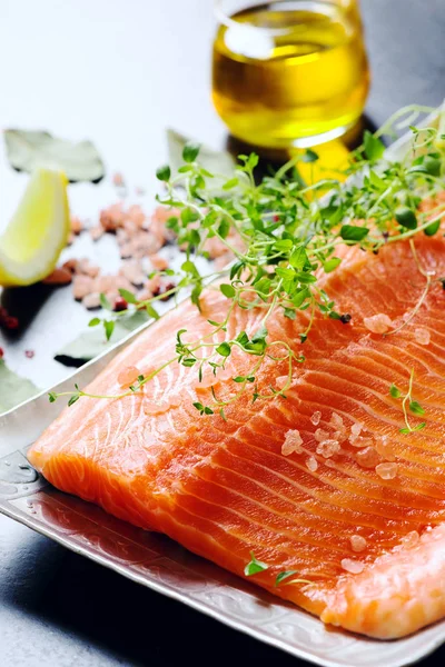 Raw salmon fillets with lemon and spices — Stock Photo, Image