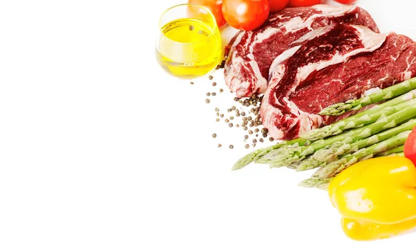Syrové steaky a zelenina — Stock fotografie