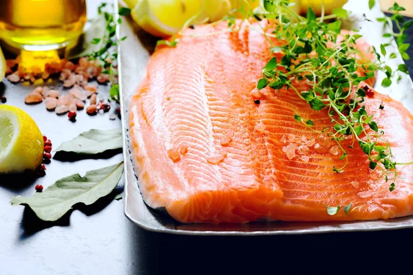 Filetti di salmone crudo con limone e spezie Fotografia Stock