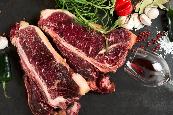 Carne cruda stagionata Bistecche T-bone — Foto Stock