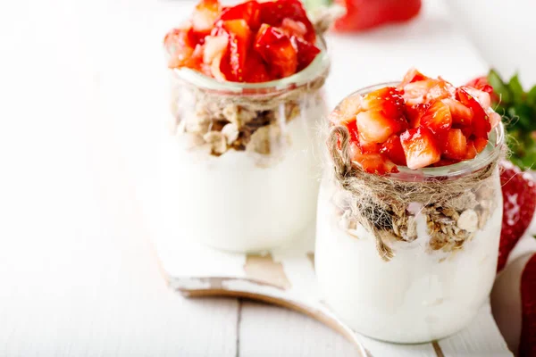 Deserto de morangos com creme e cereais — Fotografia de Stock