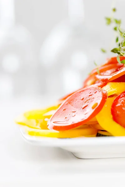 Zeleninový salát na talíři — Stock fotografie