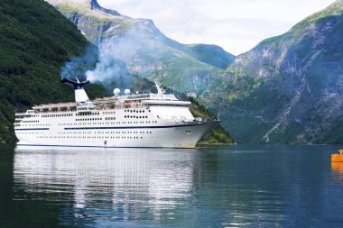 cruise gemi Fiyordu içinde