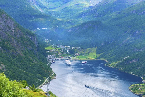 Cruiseschip in fjord — Stockfoto