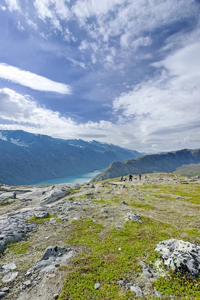 Backpackers bij Besseggen ridge — Stockfoto