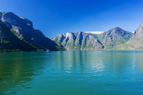 Heller Bergsee — Stockfoto