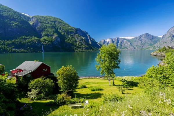 Lago de montanha brilhante — Fotografia de Stock