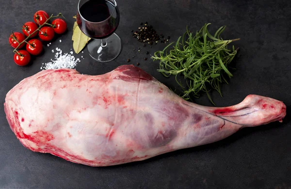 Raw lamb leg — Stock Photo, Image