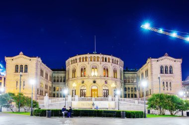 Oslo adlı bina gece Meclis