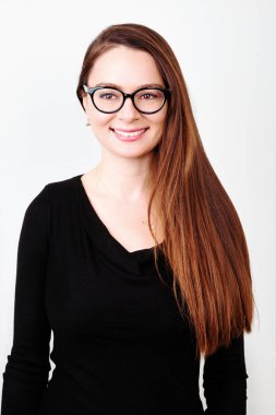 genç gülümseyen esmer