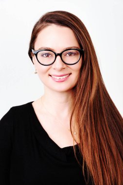 genç gülümseyen esmer