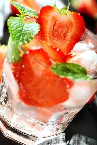 Frische Erdbeeren trinken — Stockfoto