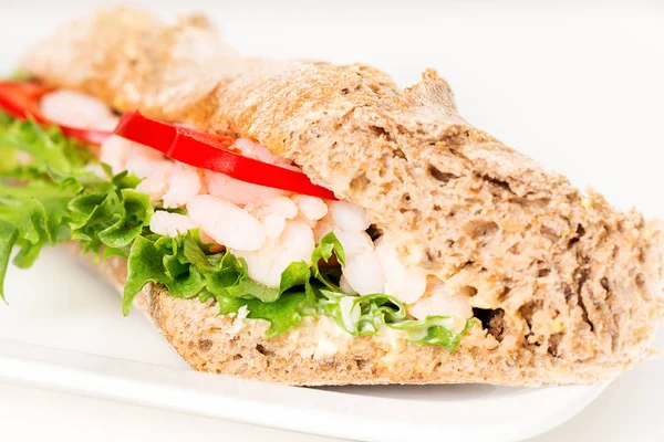 Garnaal sandwich op plaat — Stockfoto