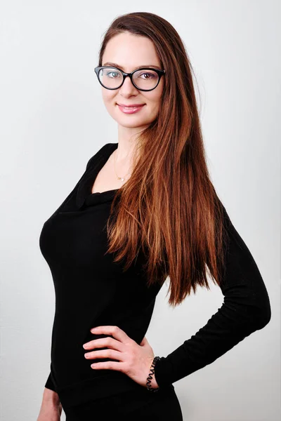 Jonge lachende brunette — Stockfoto