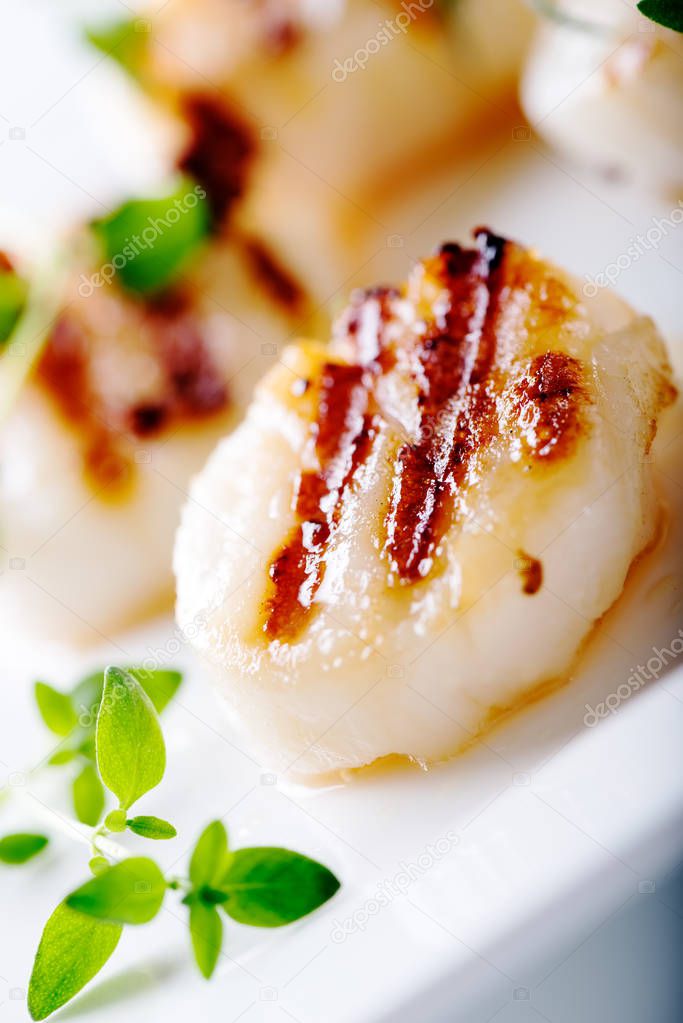 Grilled scallops with thyme leaves