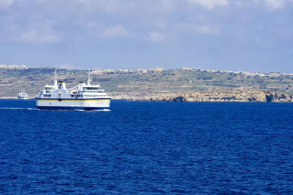 Hajó közelében Port Mgarr — Stock Fotó