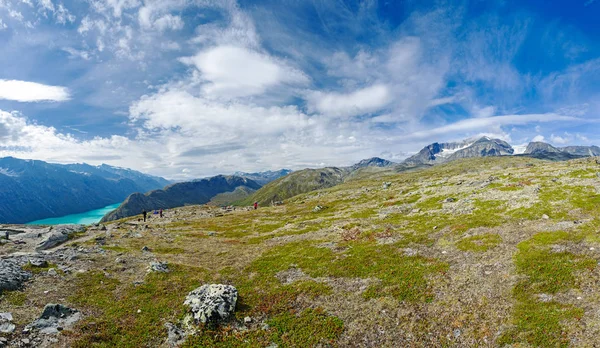 Mochileros en Besseggen ridge — Foto de Stock