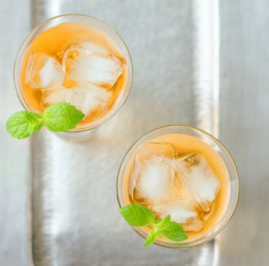 İçecek nane bir gözlük ile