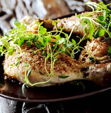 Izgara baharatlı tavuk budu