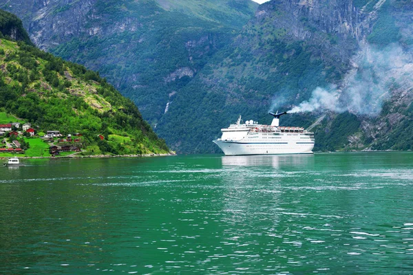 Nave da crociera al fiordo Geiranger — Foto Stock