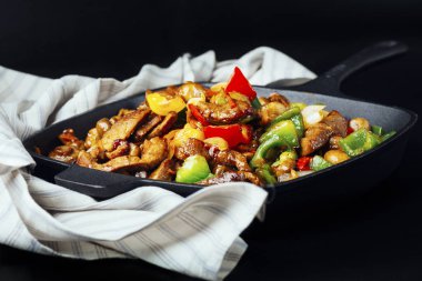 Kızarmış et ve sebze tavada