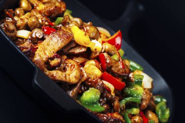 Kızarmış et ve sebze tavada