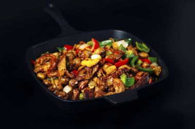 Kızarmış et ve sebze tavada