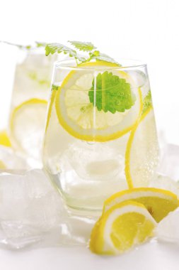 Bir bardak limonata içmek